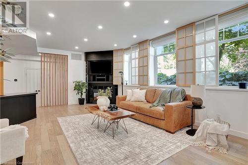 35 Alexandra Avenue Unit# 105, Waterloo, ON - Indoor Photo Showing Living Room