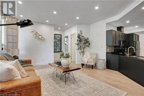 35 Alexandra Avenue Unit# 105, Waterloo, ON - Indoor Photo Showing Living Room