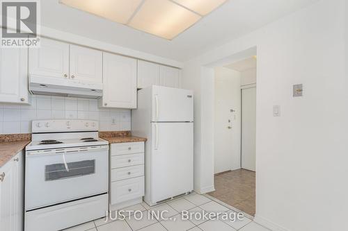 Ph6 - 135 Hillcrest Avenue, Mississauga, ON - Indoor Photo Showing Kitchen