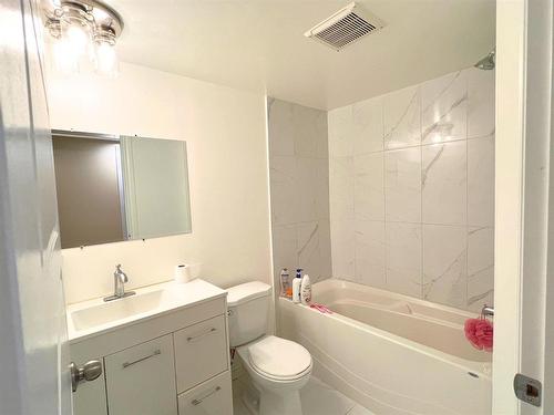 1842 William Avenue W, Winnipeg, MB - Indoor Photo Showing Bathroom