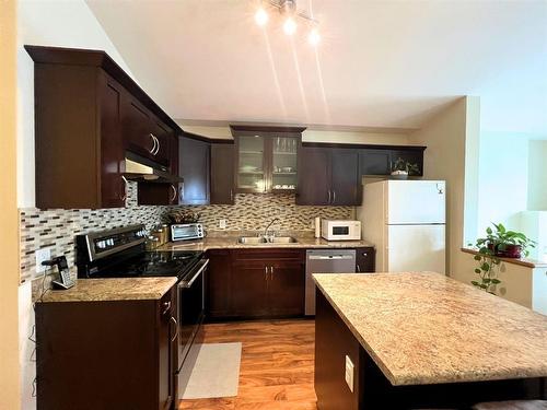 1842 William Avenue W, Winnipeg, MB - Indoor Photo Showing Kitchen With Double Sink