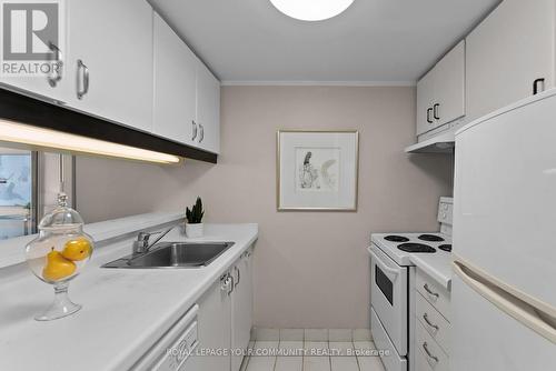 1221 - 711 Bay Street, Toronto, ON - Indoor Photo Showing Kitchen