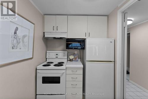 1221 - 711 Bay Street, Toronto, ON - Indoor Photo Showing Kitchen