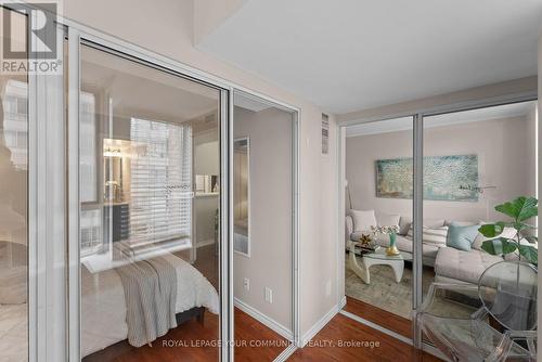 1221 - 711 Bay Street, Toronto, ON - Indoor