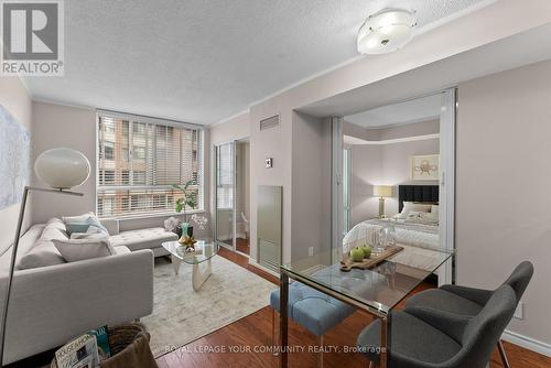 1221 - 711 Bay Street, Toronto, ON - Indoor