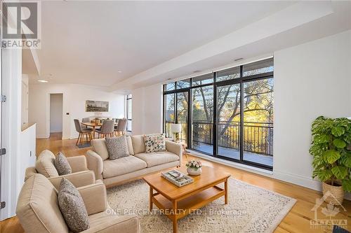 403 - 364 Cooper Street, Ottawa, ON - Indoor Photo Showing Living Room