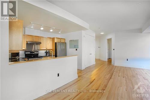 403 - 364 Cooper Street, Ottawa, ON - Indoor Photo Showing Kitchen