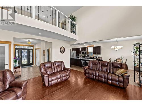 4752 Uplands Drive, Kamloops, BC - Indoor Photo Showing Living Room