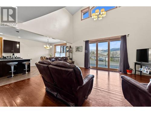 4752 Uplands Drive, Kamloops, BC - Indoor Photo Showing Living Room