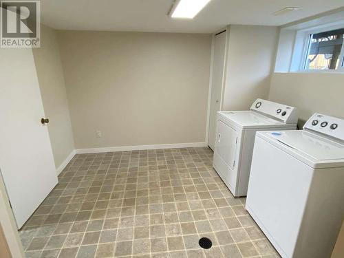 3013 11Th Street, Vernon, BC - Indoor Photo Showing Laundry Room