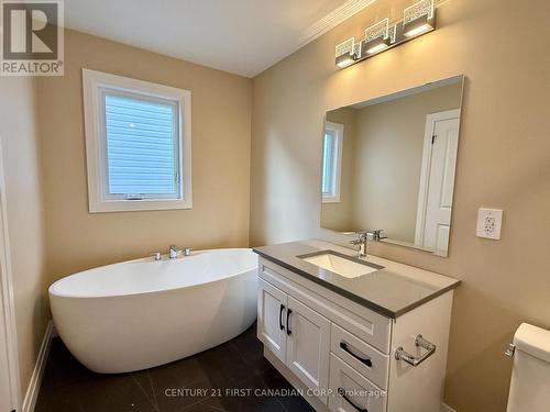 1561 Wright Crescent, London, ON - Indoor Photo Showing Bathroom