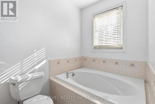 40 Sandford Crescent, Whitby, ON - Indoor Photo Showing Bathroom