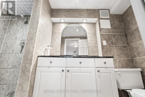 40 Sandford Crescent, Whitby, ON - Indoor Photo Showing Bathroom