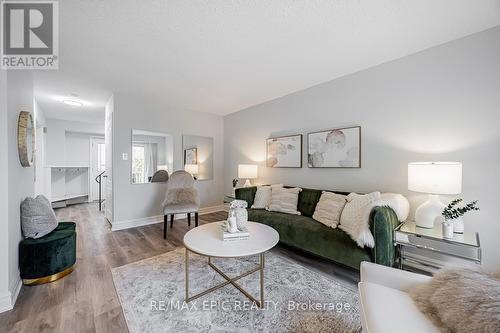 6759 Segovia Road, Mississauga, ON - Indoor Photo Showing Living Room