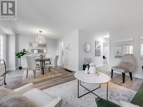 6759 Segovia Road, Mississauga, ON - Indoor Photo Showing Living Room