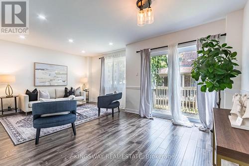 8 - 2880 Headon Forest Drive, Burlington, ON - Indoor Photo Showing Living Room