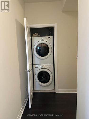 1404 - 75 Eglinton Avenue, Mississauga, ON - Indoor Photo Showing Laundry Room