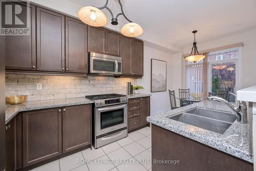 1512 Haws Crescent, Milton, ON - Indoor Photo Showing Kitchen With Double Sink With Upgraded Kitchen