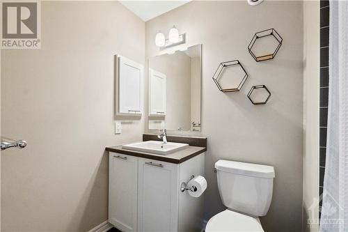 760 Carnelian Crescent, Ottawa, ON - Indoor Photo Showing Bathroom