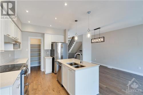 760 Carnelian Crescent, Ottawa, ON - Indoor Photo Showing Kitchen With Double Sink With Upgraded Kitchen