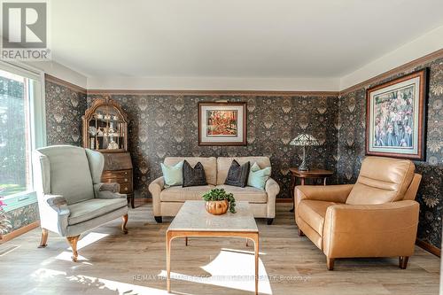 1908 10Th Line, Innisfil, ON - Indoor Photo Showing Living Room