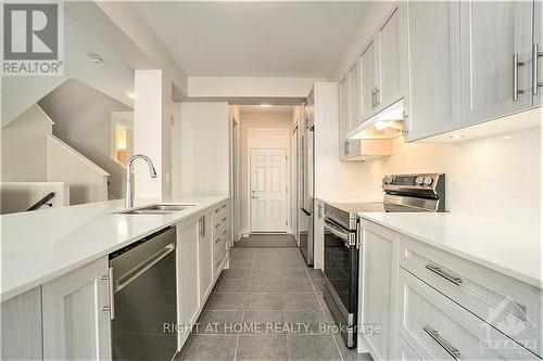 128 Hackamore Crescent, Ottawa, ON - Indoor Photo Showing Kitchen With Double Sink With Upgraded Kitchen