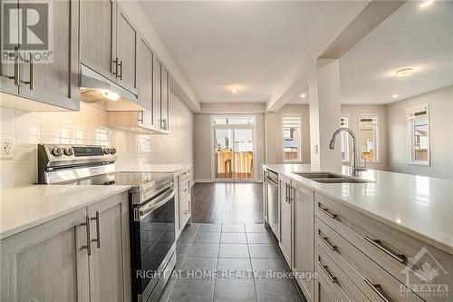 128 Hackamore Crescent, Ottawa, ON - Indoor Photo Showing Kitchen With Double Sink With Upgraded Kitchen