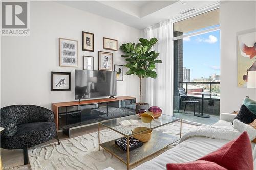 55 Duke Street W Unit# 426, Kitchener, ON - Indoor Photo Showing Living Room