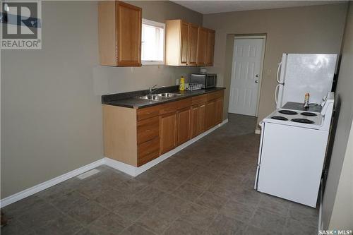 464 Halifax Street, Regina, SK - Indoor Photo Showing Kitchen With Double Sink