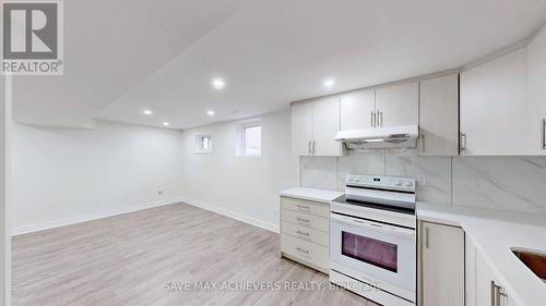 13 Cavendish Crescent N, Brampton, ON - Indoor Photo Showing Kitchen