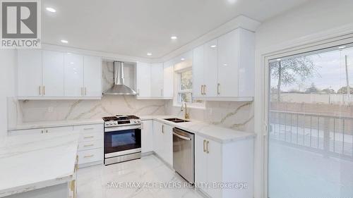 13 Cavendish Crescent N, Brampton, ON - Indoor Photo Showing Kitchen With Double Sink With Upgraded Kitchen