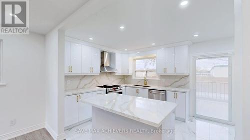 13 Cavendish Crescent N, Brampton, ON - Indoor Photo Showing Kitchen With Upgraded Kitchen