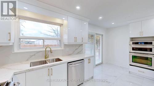 13 Cavendish Crescent N, Brampton, ON - Indoor Photo Showing Kitchen With Double Sink With Upgraded Kitchen