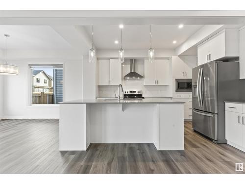 1635 16 St Nw, Edmonton, AB - Indoor Photo Showing Kitchen With Upgraded Kitchen