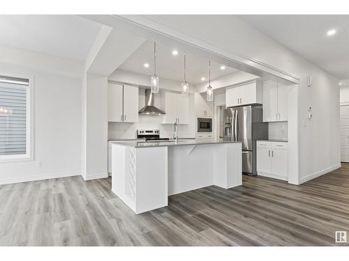 1635 16 St Nw, Edmonton, AB - Indoor Photo Showing Kitchen With Upgraded Kitchen