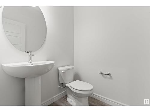 1635 16 St Nw, Edmonton, AB - Indoor Photo Showing Bathroom