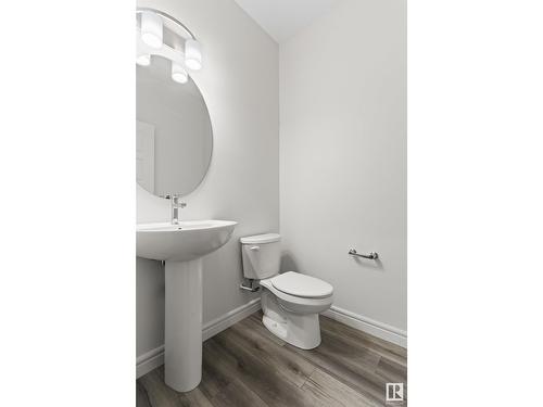 1635 16 St Nw, Edmonton, AB - Indoor Photo Showing Bathroom