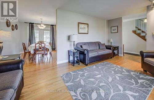 117 Loyalist Drive, Hamilton, ON - Indoor Photo Showing Living Room