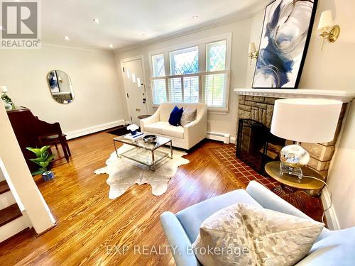 215 Sutherland Drive, Toronto, ON - Indoor Photo Showing Living Room