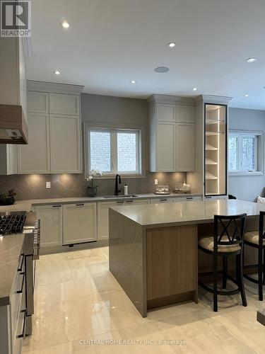 20B Segun Street W, Richmond Hill, ON - Indoor Photo Showing Kitchen With Upgraded Kitchen