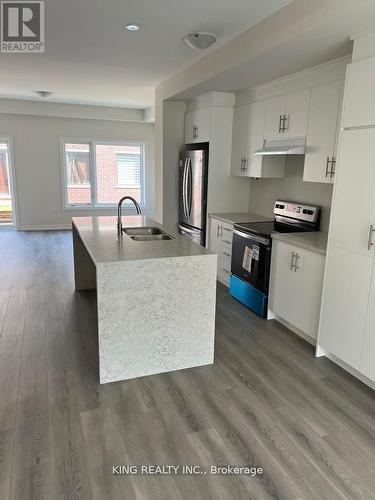 13 Heathrow Lane E, Caledon, ON - Indoor Photo Showing Kitchen With Double Sink