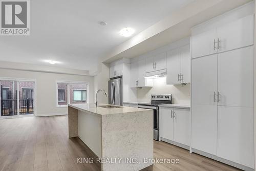 13 Heathrow Lane E, Caledon, ON - Indoor Photo Showing Kitchen With Upgraded Kitchen