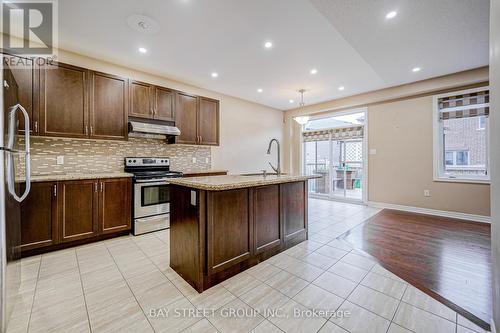 33 Jeffrey Nihda Crescent, Markham, ON - Indoor Photo Showing Kitchen With Upgraded Kitchen