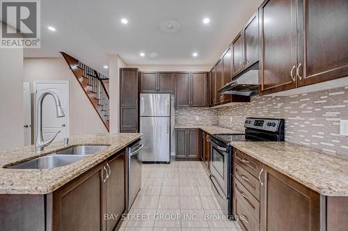 33 Jeffrey Nihda Crescent, Markham, ON - Indoor Photo Showing Kitchen With Double Sink With Upgraded Kitchen