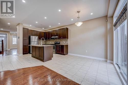 33 Jeffrey Nihda Crescent, Markham, ON - Indoor Photo Showing Kitchen With Upgraded Kitchen