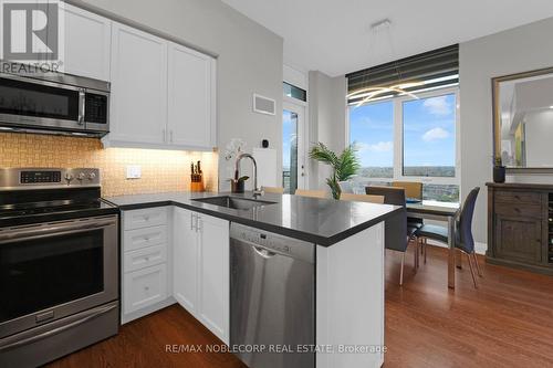 1015 - 12 Woodstream Boulevard, Vaughan, ON - Indoor Photo Showing Kitchen