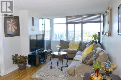 2003 - 3100 Kirwin Avenue E, Mississauga, ON - Indoor Photo Showing Living Room