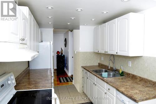 2003 - 3100 Kirwin Avenue E, Mississauga, ON - Indoor Photo Showing Kitchen With Double Sink