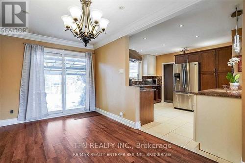 Upper - 1810 South Sheridan Way, Mississauga, ON - Indoor Photo Showing Kitchen