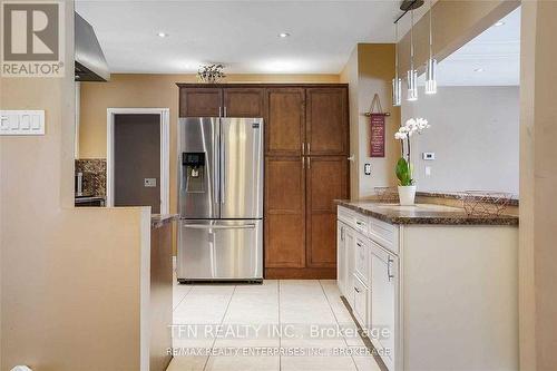 Upper - 1810 South Sheridan Way, Mississauga, ON - Indoor Photo Showing Kitchen